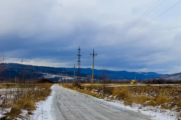 Camino de asfalto de invierno en las montañas Cárpatos — Foto de Stock