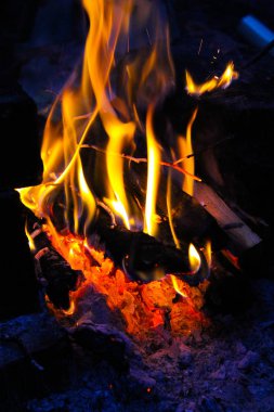 gece kamp ateşi