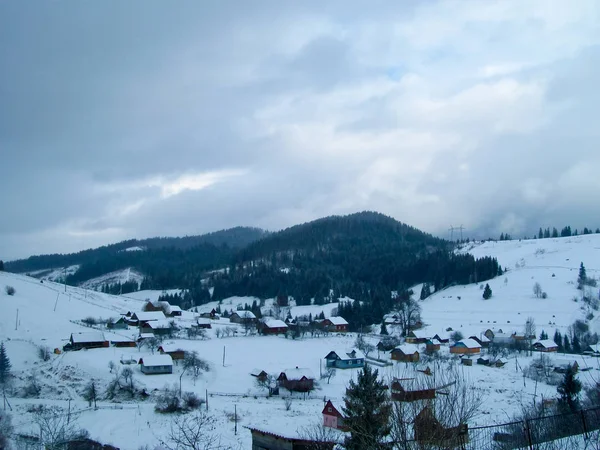 Kijk op het dorp in winter Karpaten, Oekraïne — Stockfoto