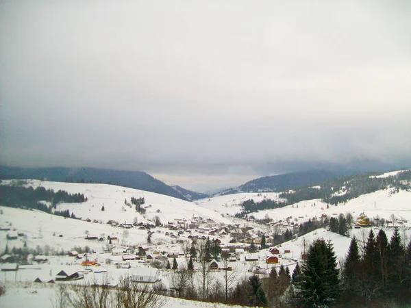 Vista del pueblo en invierno Cárpatos, Ucrania — Foto de Stock