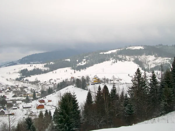 Karpatlar, Ukrayna kışın köye görüntülemek