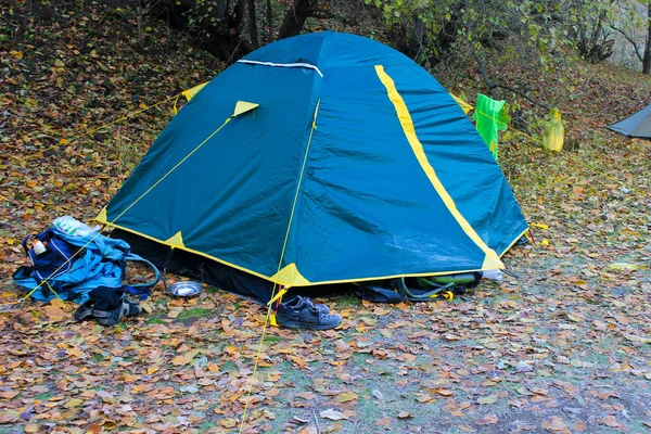 Ormandaki çimenlikte turist çadır — Stok fotoğraf