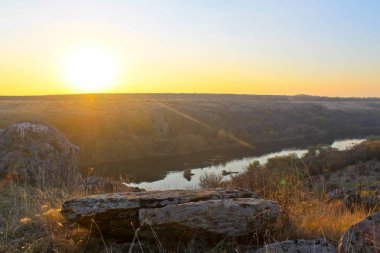 Güney Bug Nehri üzerinden günbatımı üzerinde sonbahar