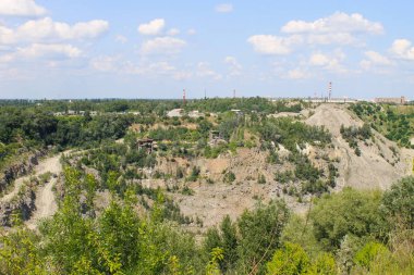 Granit ocağı içinde mineral kaynakların çıkarılması