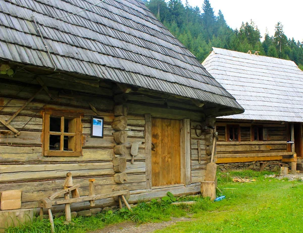 Altes ukrainisches Bauernhaus — Stockfoto