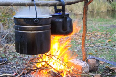 bir kamp ateşi üzerinde pişirme