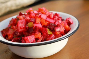 Rus pancar salatası salata ahşap masa üzerinde rustik kase