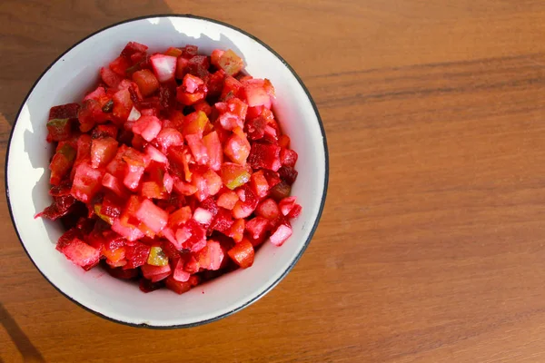 Russische bieten salade vinaigrette in rustieke kom op houten tafel — Stockfoto