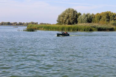 Nehir Dnieper içinde yüzen motorlu tekne