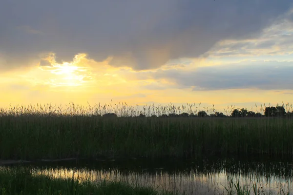 Sakin gölün üzerinde güzel bir gün batımı