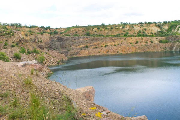 Terk edilmiş taş ocağında göl