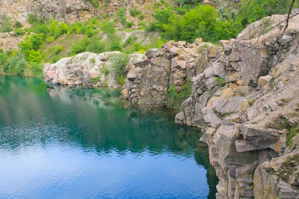 Terk edilmiş taş ocağında göl
