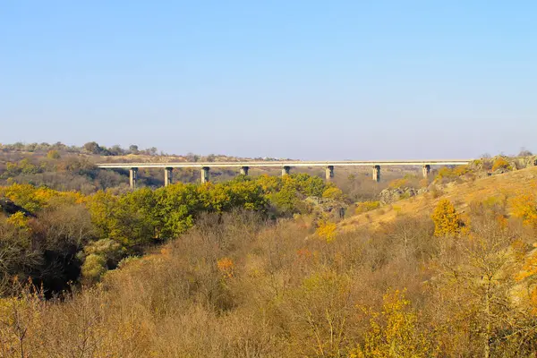 Pont à travers la rivière Bug Sud en Ukraine à l'automne — Photo