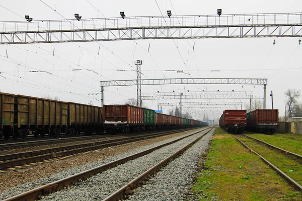 Kijk op de rails van de spoorweg en lading treinen — Stockfoto