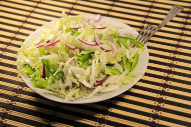 Çin lahanası salatası yeşil biber ve soğan ile