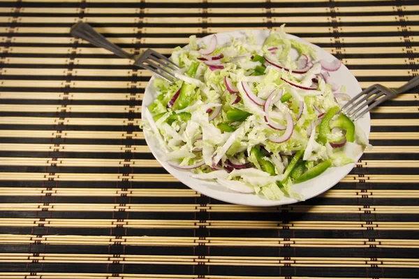 Ensalada de col china con pimienta verde y cebolla —  Fotos de Stock