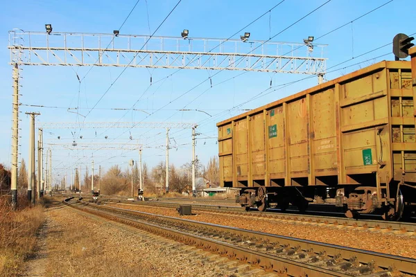 Vue sur la voie ferrée et les trains de marchandises — Photo