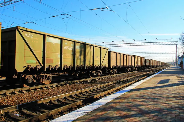 Kijk op de rails van de spoorweg en lading treinen — Stockfoto