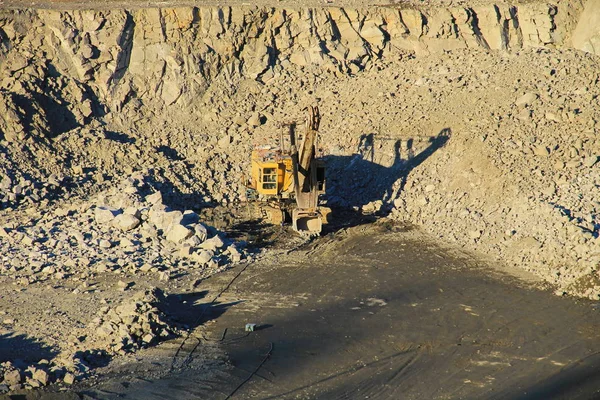 Heavy machinery in granite quarry — Stock Photo, Image