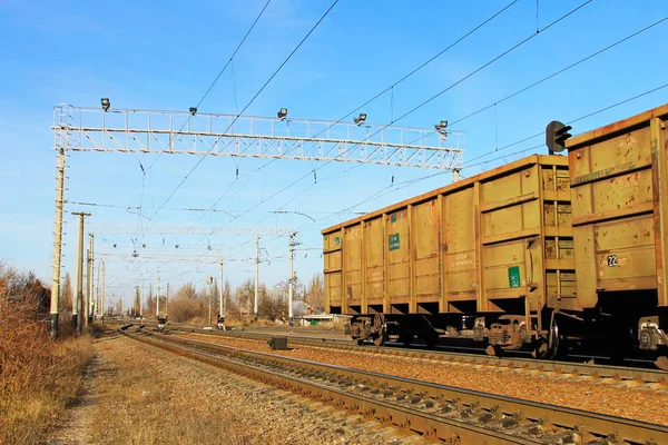 Kijk over de spoorweg track en lading treinen — Stockfoto