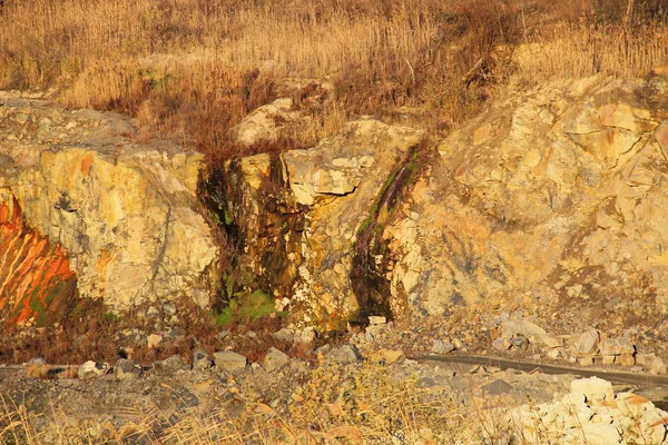 Kleine Wasserfälle im Steinbruch — Stockfoto