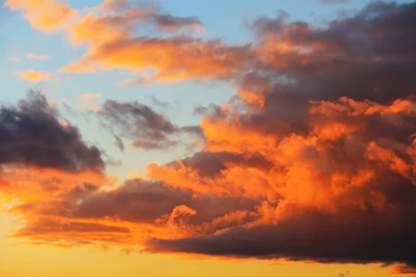 夕焼け空に輝く美しい雲 — ストック写真