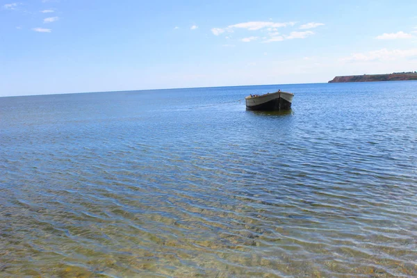 Antiguo barco de pesca fondeado en el mar cerca de la orilla de la arena —  Fotos de Stock