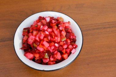 Rus pancar salatası salata ahşap masa üzerinde rustik kase