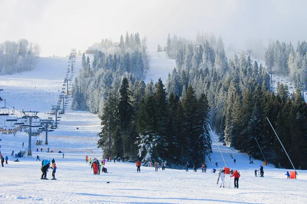 Άγνωστα άτομα, σκι και snowboard στο χιονοδρομικό κέντρο Pl — Φωτογραφία Αρχείου
