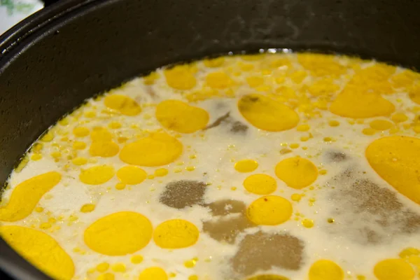 Appetitliche Suppe mit Pilzen im Slow-Cooker gekocht — Stockfoto