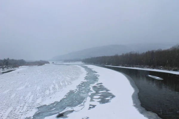 Зимняя река в Карпатах — стоковое фото