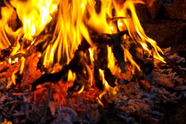 Gece kamp ateşi alevi