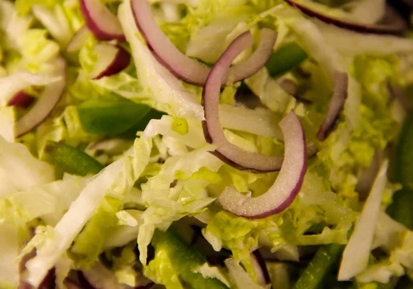 ピーマンと玉ねぎと白菜サラダ — ストック写真