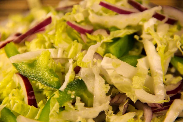 Chinakohl-Salat mit grünem Pfeffer und Zwiebeln — Stockfoto