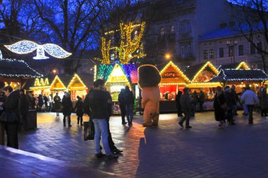 Kimliği belirsiz kişi de akşam adil Noel boyunca yürüyüş