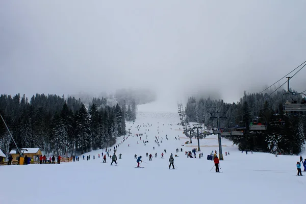 Oidentifierade personer skidåkning och snowboard i skidorten Plai — Stockfoto