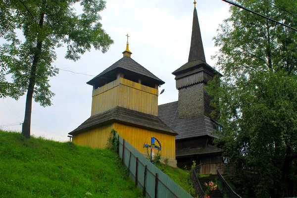 Houten kerk in dorp in Transcarpathia, Oekraïne — Stockfoto