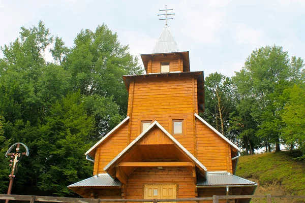 Деревянная церковь в селе Закарпатье, Украина — стоковое фото