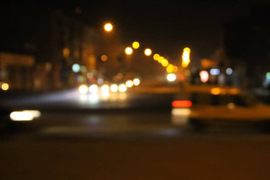 Bokeh araba ışıklar gece bulanık.