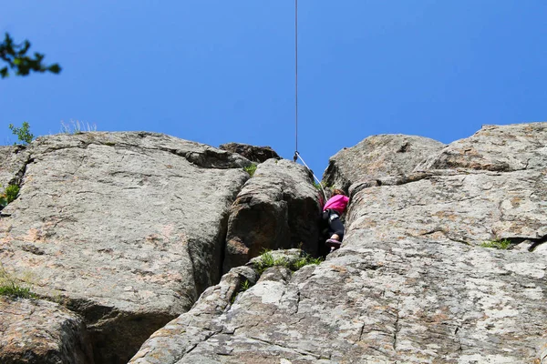 Klettermädchen klettert auf Felsen — Stockfoto