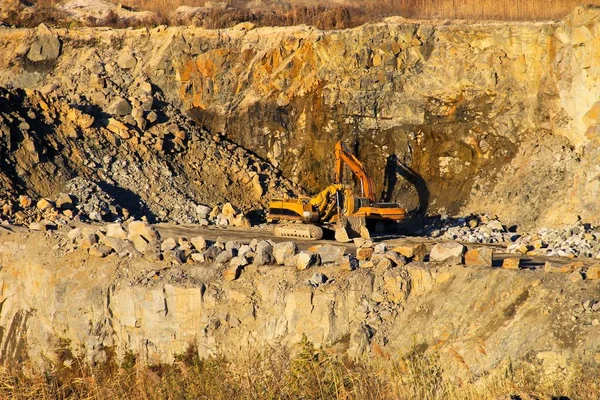 Extraction de ressources minérales dans une carrière de granit — Photo