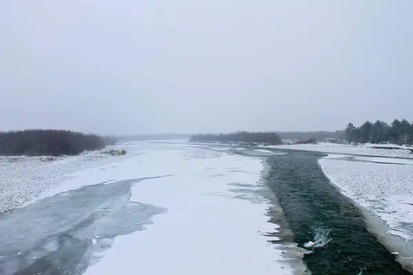 Río de invierno en las montañas Cárpatas — Foto de Stock