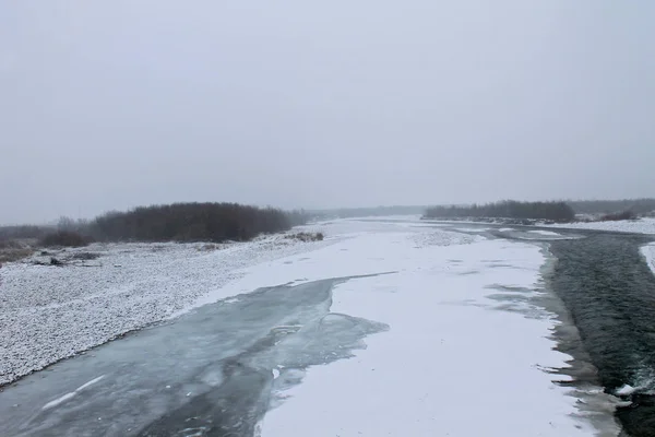 Rivière d'hiver dans les montagnes des Carpates — Photo