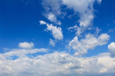 Mavi gökyüzünde beyaz bulutlar