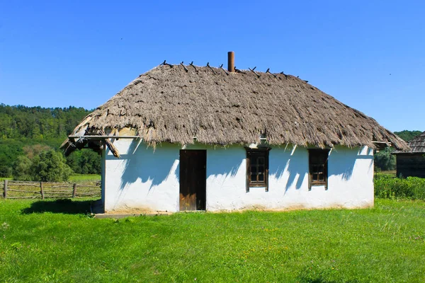 Старый украинский сельский дом — стоковое фото