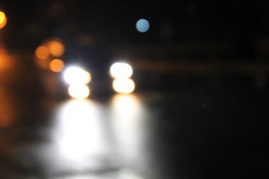 Bokeh gecenin karanlığında arabanın ışıklarını kararttı.