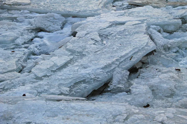 Eisschollen auf dem Fluss — Stockfoto