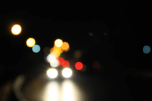 Bokeh difuminó las luces del coche por la noche — Foto de Stock