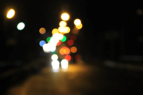 Bokeh difuminó las luces del coche por la noche — Foto de Stock