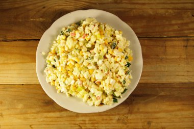 Yengeç sopa, Mısır, salatalık, yumurta ve pirinç salatası